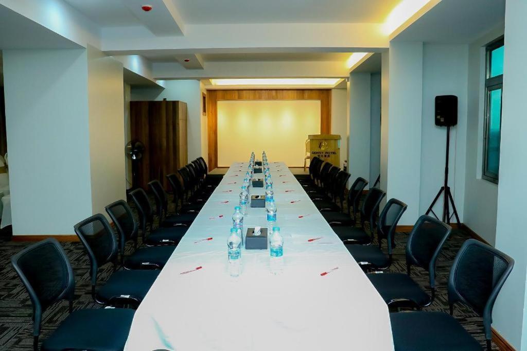 Gemsy Hotel Янгон Екстер'єр фото